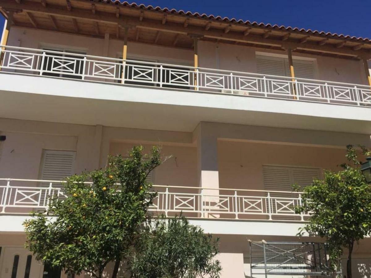 Spacious luxurious two-level apartment Loutráki Exterior foto